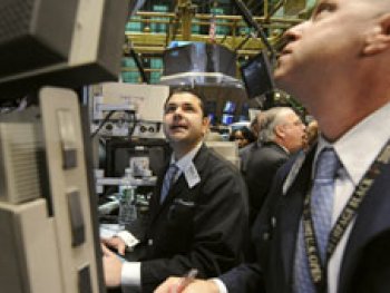 Wall Street opera con altibajos y se resiste a caer con fuerza