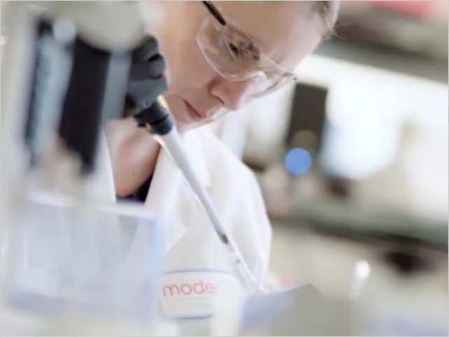 Vacuna de Moderna tiene avance prometedor y genera respuesta de inmunidad en adultos mayores