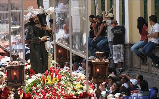 IniciÃ³ Semana Santa en Ecuador con tradicional procesiÃ³n