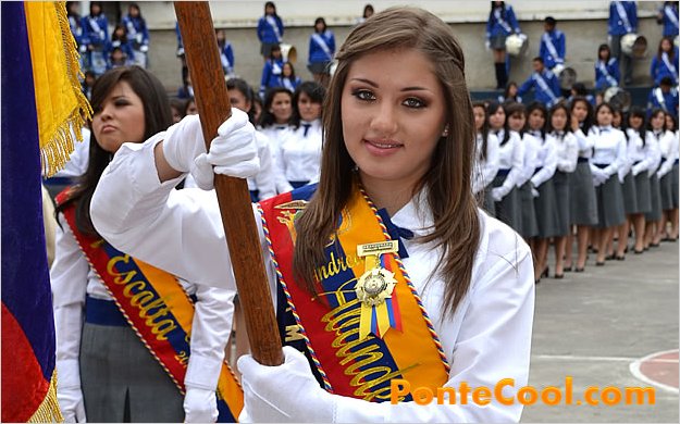 Colegios de Ambato realizaron el traspaso de la bandera