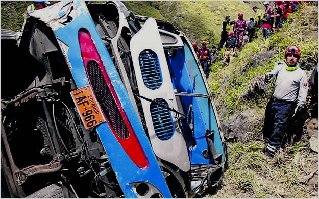 13 muertos y 37 heridos dejÃ³ la caÃ­da de un bus a un abismo de 200 metros en Pillaro