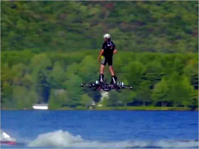 La aerotabla: Un hombre logra volar mÃ¡s de 250 metros sobre un lago