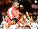 Ni�os con globos blancos formaron AV 25 y dieron la bienvenida a Antonio Valencia a LDU