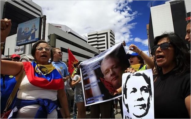 Manifestantes en Ecuador piden a Reino Unido entregar salvoconducto a Assange