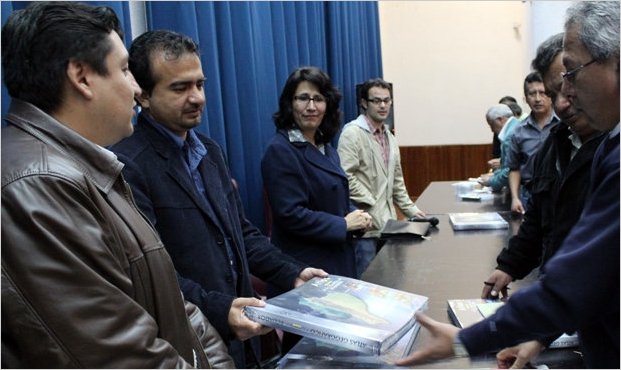 Fernando Naranjo prefecto de Tungurahua recibiÃ³ el Atlas de la RepÃºblica del Ecuador