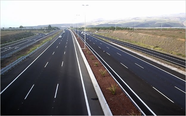 Anuncia Ecuador millonaria inversiÃ³n para construir autopistas