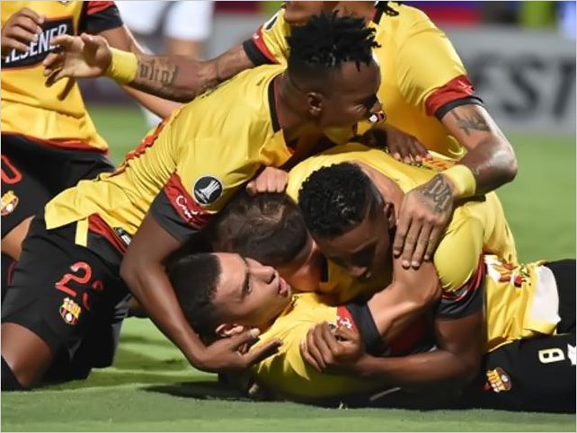 Barcelona golea 0-4 a Cerro y clasifica a la fase de grupos