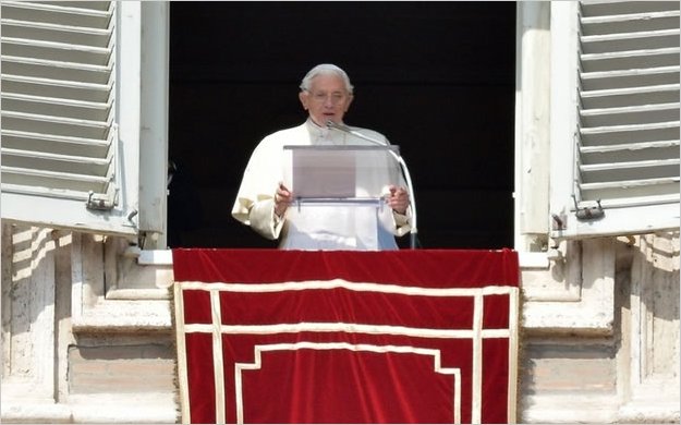 Unos 150.000 peregrinos despiden emocionados a Benedicto XVI
