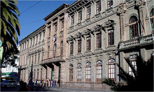 Padres duermen en colegios por obtener un cupo para sus hijos