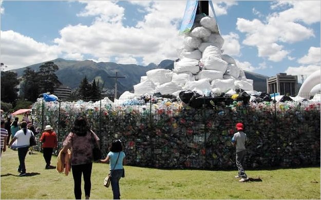 Ecuador marca rÃ©cord Guinness por reciclaje de botellas de plÃ¡stico