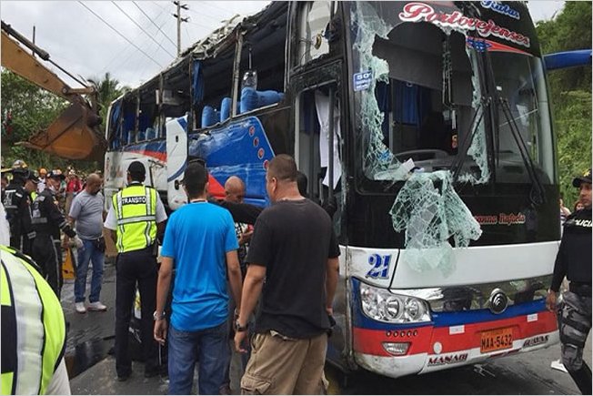 14 personas fallecieron al volcarse un autobus