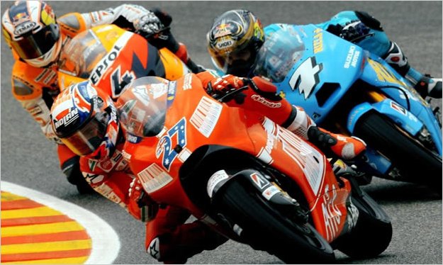Casey Stoner gana en Moto GP y da un golpe al Mundial