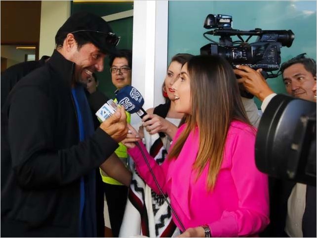 Chayanne llega a Ecuador y felicita a Richard Carapaz