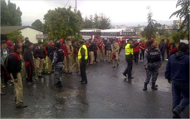 Denuncian presencia policial dentro de la Unidad Educativa BolÃ­var de Ambato