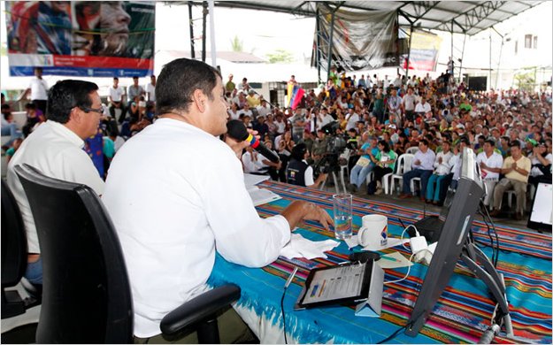 Correa pide a militares pasar a manos civiles empresas no vinculadas con la defensa