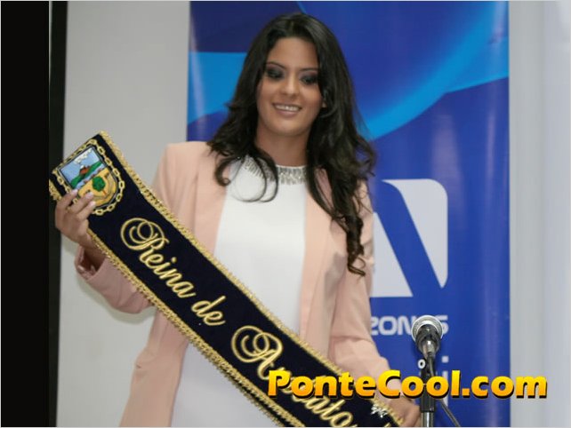 Ex Reina dono la cinta para la nueva reina de Ambato 2015