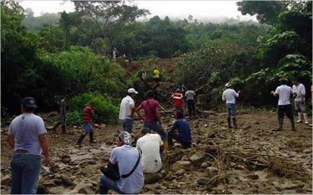 Dos familias sepultadas tras un derrumbe en Esmeraldas