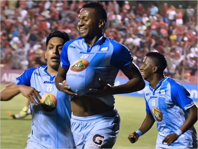 Michael Estrada con un fant�stico gol de cabeza da el liderato a Macar� 