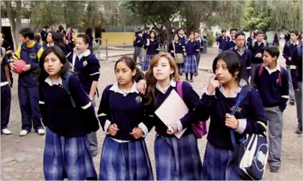 Padres de familia en busca de documentos para matriculas en Ambato