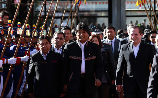 Evo Morales entrega ofrenda floral en la Plaza de la Independencia
