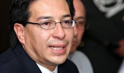 Ex canciller revela gestiones de Chevron contra Ecuador