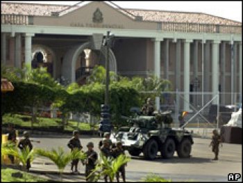 Honduras: Micheletti decreta toque de queda tras regreso de Zelaya