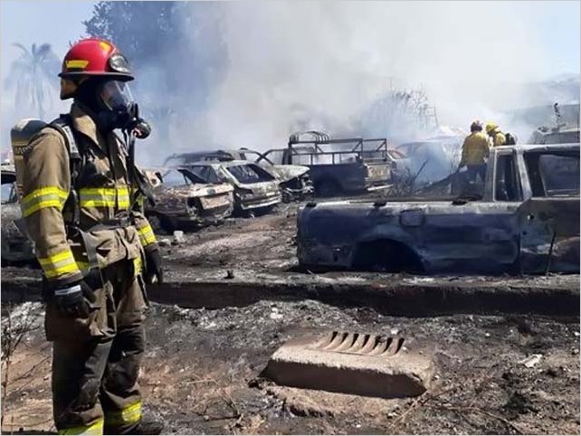 MÃ¡s de cien vehÃ­culos calcinados en incendio en patio de la PolicÃ­a en Quito