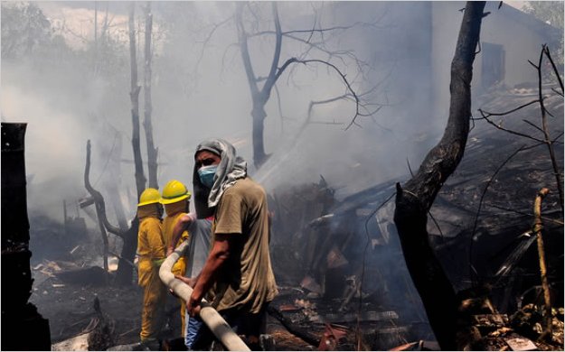 Incendios en Ecuador dejan 22 bomberos lesionados y cinco detenidos