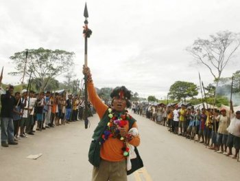 Enfrentamientos entre indigenas y policÃ­Â­as dejan un muerto y 26 heridos en Macas