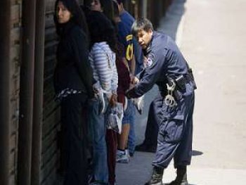 Autoridades mexicanas localizan en una casa a 51 migrantes indocumentados