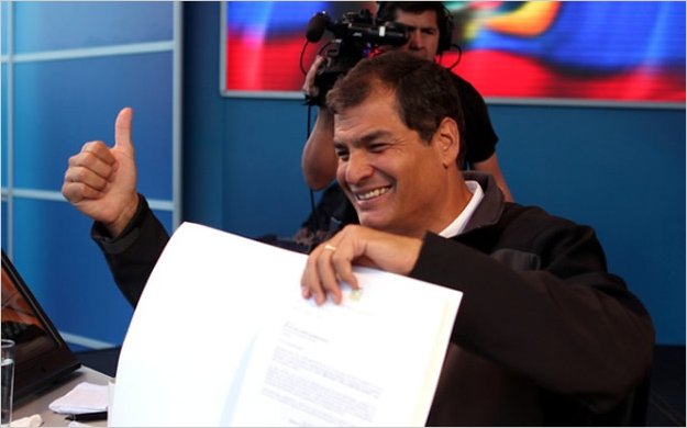 Rafael Correa firma Ley de comunicaciÃ³n
