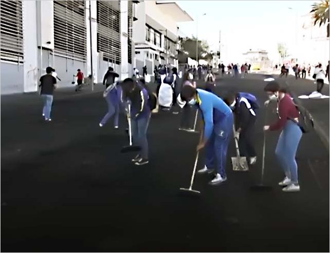 DespuÃ©s de las protestas, la normalidad vuelve a Quito y todos ayudan a limpiar la ciudad