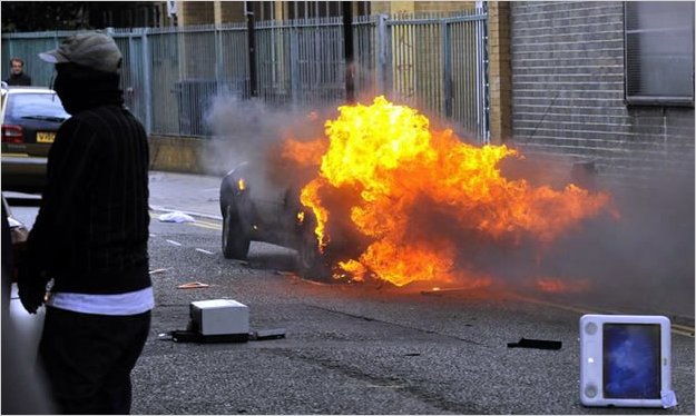 Tercera jornada de graves disturbios en Londres por crisis financiera