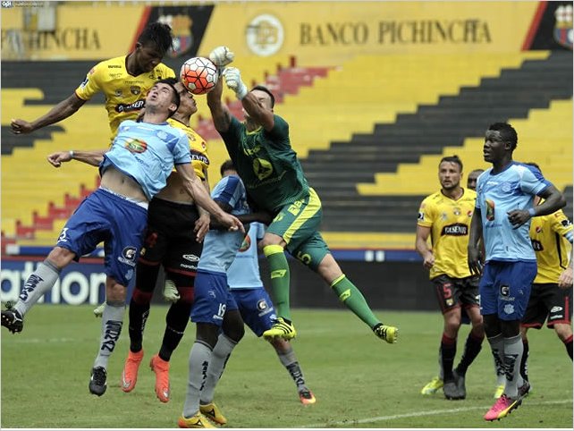Macar� le dio la vuelta al marcador y venci� por 2-1 a Barcelona SC en el Bellavista