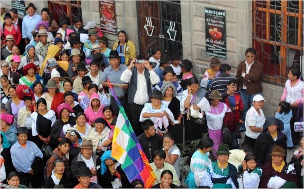 Ecuador se moviliza en marchas encontradas
