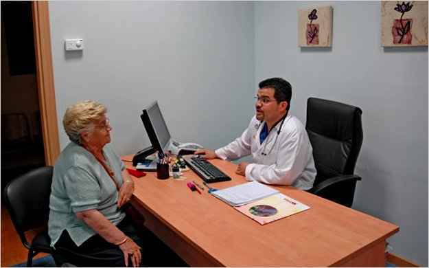 Ecuador aumenta la jornada laboral de los mÃ©dicos de 4 a 8 horas