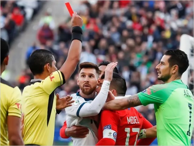 Tremendo: La fuerte pelea entre Medel y Messi que le cost� la expulsi�n a la Pulga