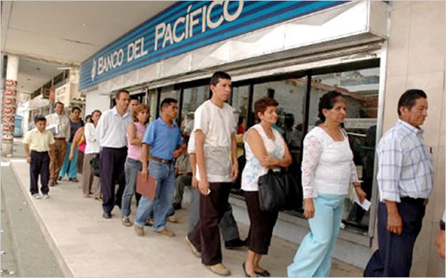 En Quito y Guayaquil devuelven los depÃ³sitos de ex clientes del Territorial