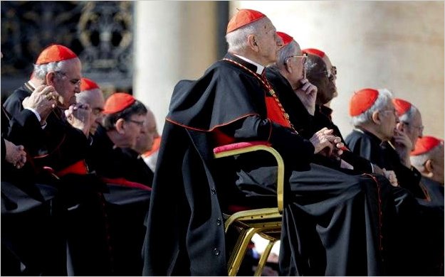 La plaza de San Pedro, abarrotada de fieles a la espera de nuevo Papa