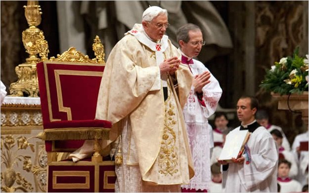 Benedicto XVI pidiÃ³ abandonar el consumismo y recobrar la humildad
