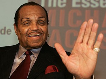 Niegan la entrada en la Oktoberfest al padre de Michael Jackson