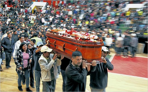 Pelileo despidiÃ³ a las 13 victimas del accidente en la vÃ­a Bucay el Triunfo