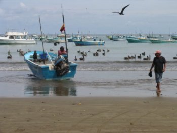 Marina colombiana rescata a 17 pescadores ecuatorianos en aguas del PacÃ­Â­fico