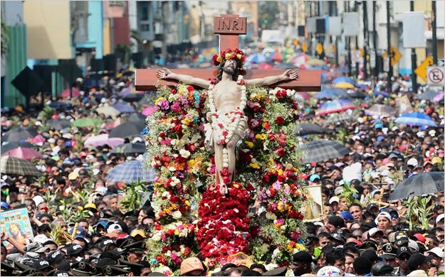 Fieles participan de las procesiones de viernes santo en Ecuador
