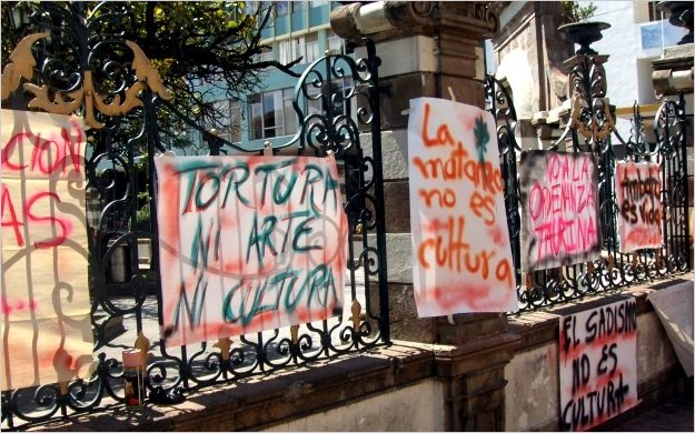 Protesta de jÃ³venes en Ambato ante las corridas de toros