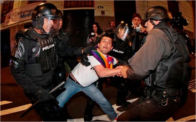 La policÃ­a reprimiÃ³ a manifestantes en defensa del YasunÃ­ ITT