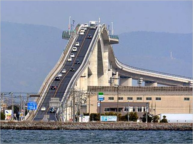 El increÃ­ble puente en JapÃ³n que parece montaÃ±a rusa