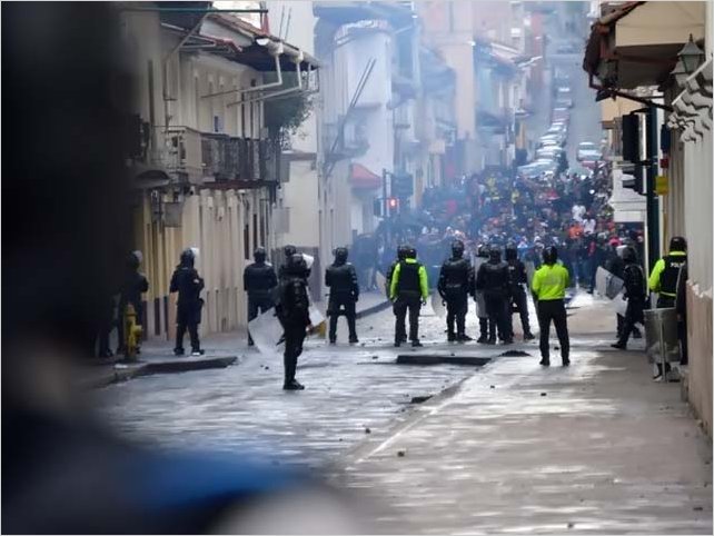 Desalojo violento por parte de la policÃ­a nacional a poblaciÃ³n indÃ­gena en la Casa de la Cultura