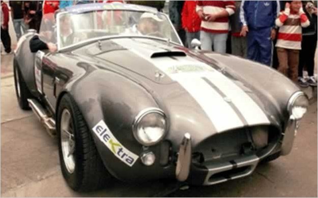 Autos clÃ¡sicos en el rally de Ambato