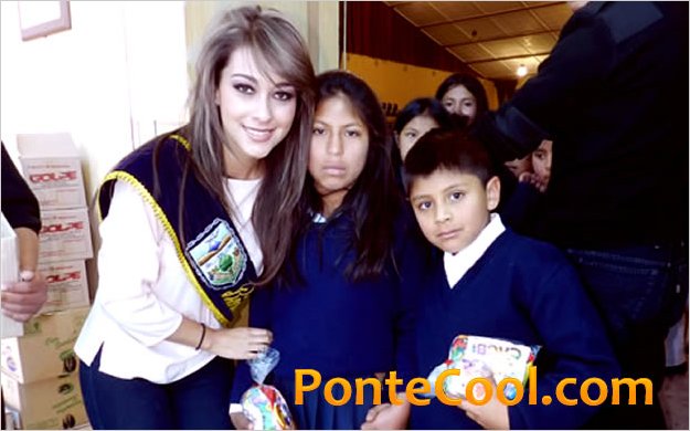 Estefania Medrano Reina de Ambato entregÃ³ caramelos a niÃ±os de las escuelas